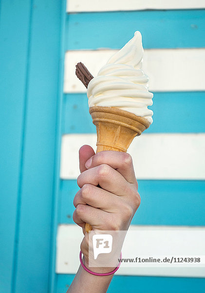 Schrägansicht Mädchenhand hält Eiscreme