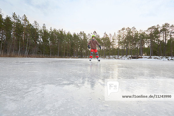 Junge eisläuft auf gefrorenem See  Gavle  Schweden