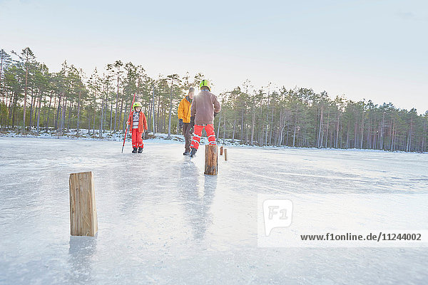 Senioren und Jungen üben Slalom im Eislauf auf dem zugefrorenen See  Gavle  Schweden
