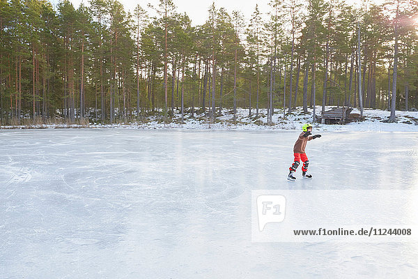 Junge eisläuft auf gefrorenem See  Gavle  Schweden