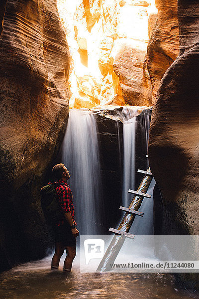 Wanderer in Sandsteinhöhle am Wasserfall  Kanarraville  Utah  USA