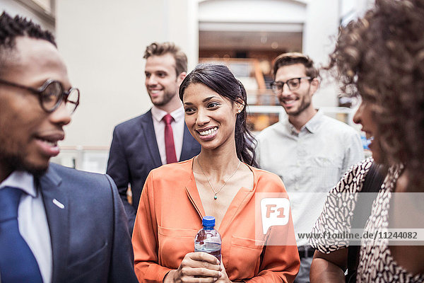 Geschäftsteam und Kunde besprechen sich im Büro