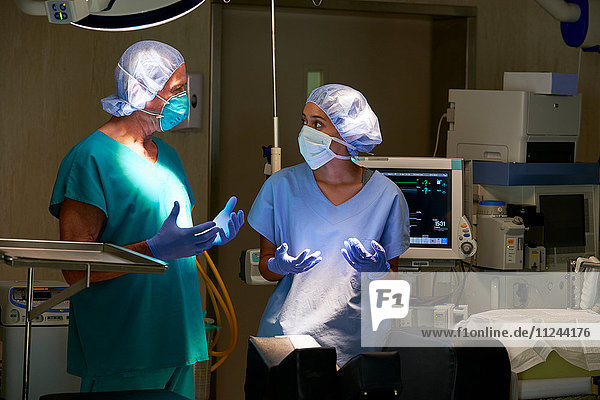 Krankenschwester und Chirurg diskutieren im Spitalsaal
