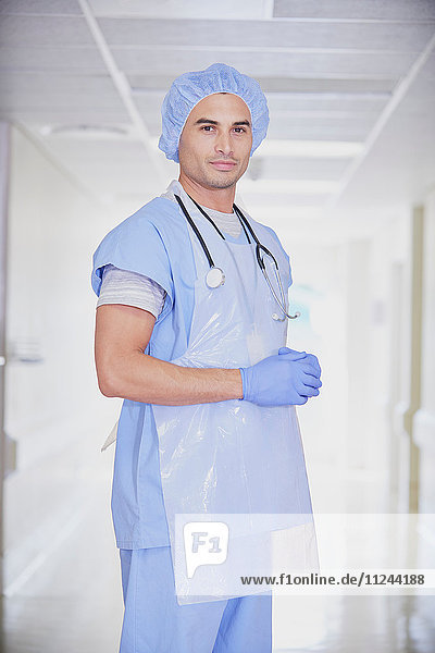 Porträt eines männlichen Arztes mit Kittel im Krankenhauskorridor