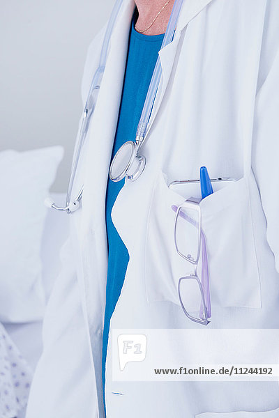 Schnappschuss einer Ärztin im weißen Kittel mit Stethoskop