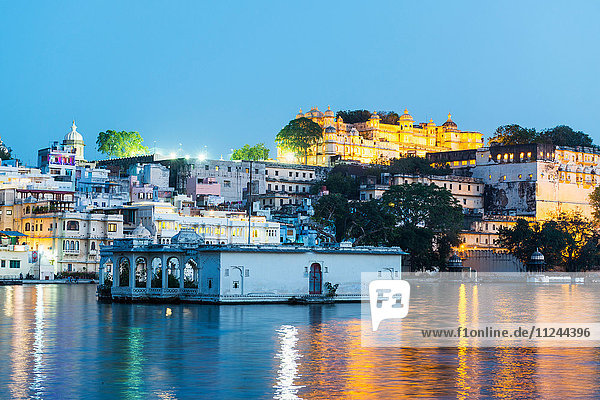 Stadtpalast und Pichola-See Udaipur Rajasthan Indien