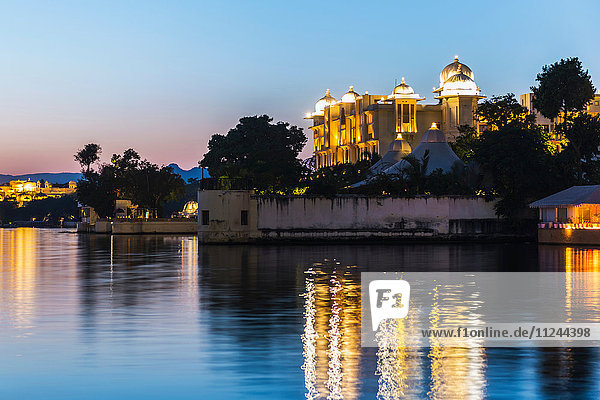 Stadtpalast und Pichola-See Udaipur Rajasthan Indien