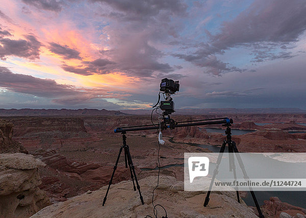 Kamera auf Stativen mit Blick auf Lake Powell und Canyons  Alstrom Point  Utah  USA