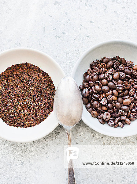 Kaffeebohnen und gemahlener Kaffee in Schalen