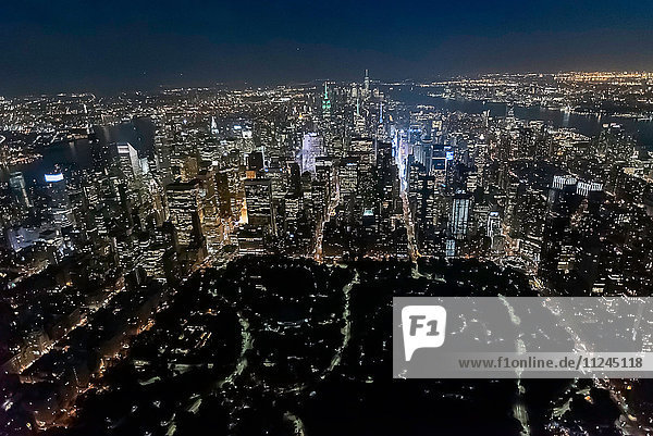 Luftaufnahme aus dem Hubschrauber des Central Park  Empire State Building  New York  USA