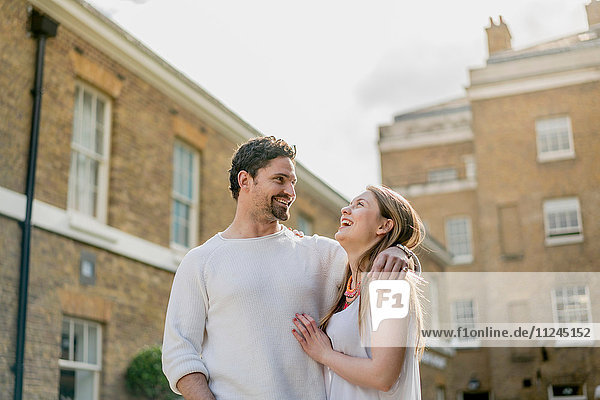 Glückliches junges Paar beim Spaziergang entlang der Kings Road  London  UK