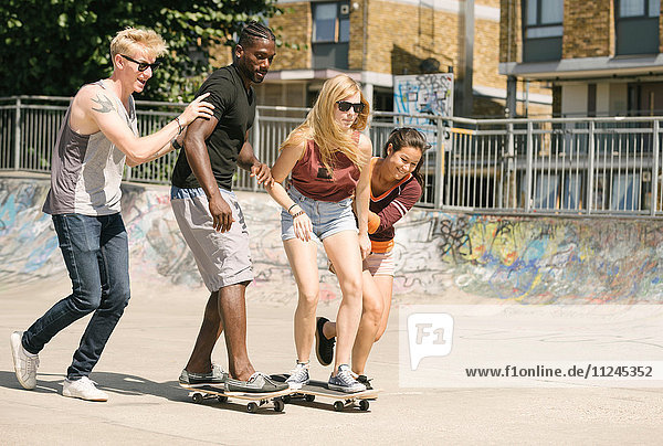 Für erwachsene Freunde  die im Skatepark Skateboard fahren lernen