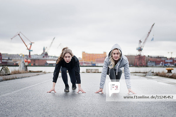 Zwei Freundinnen beim Laufen auf ihrem Zeichen an der Hafenstraße