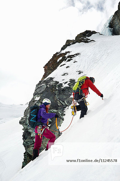 Bergsteiger besteigen schneebedeckten Berg  Saas Fee  Schweiz