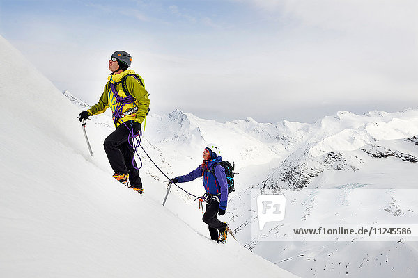 Bergsteiger besteigen schneebedeckten Berg  Saas Fee  Schweiz