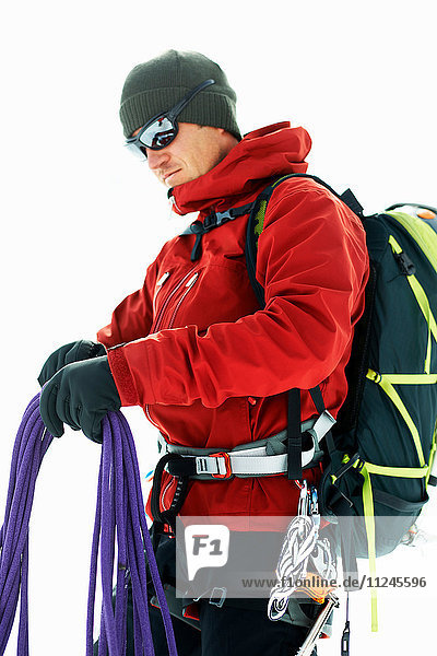 Bergsteiger bereitet Kletterseile vor