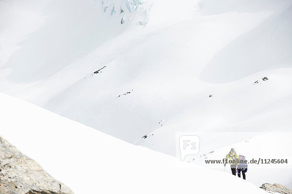 Bergsteiger Skitouren auf schneebedecktem Berg  Saas Fee  Schweiz