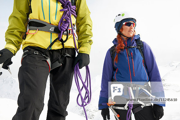 Bergsteiger in schneebedeckter Landschaft schauen weg