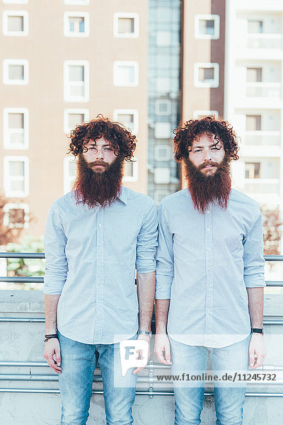 Porträt der eineiigen männlichen-Zwillinge auf der Dachterrasse der Wohnung