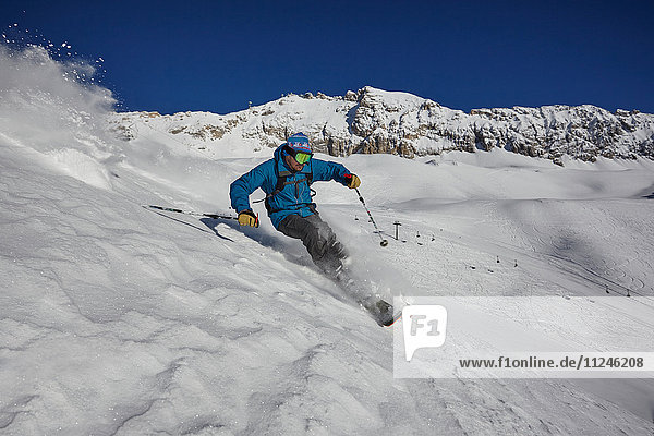 Männlicher Freestyle-Skifahrer  der steile Berghänge hinunterfährt  Zugspitze  Bayern  Deutschland