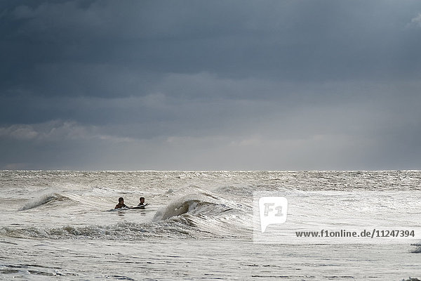 Zwei Surfer in der Nordsee  Sylt  Schleswig-Holstein  Deutschland  Europa