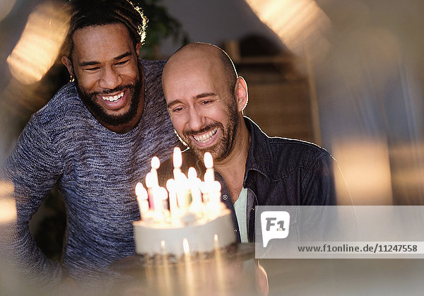 Smiley homosexuelles Paar mit Blick auf Geburtstagskuchen