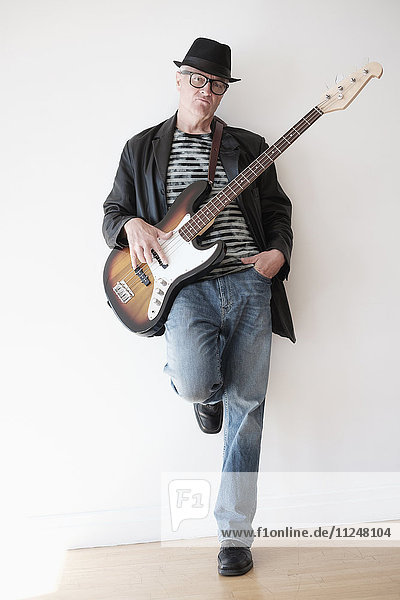 Porträt eines coolen Mannes mit Bassgitarre