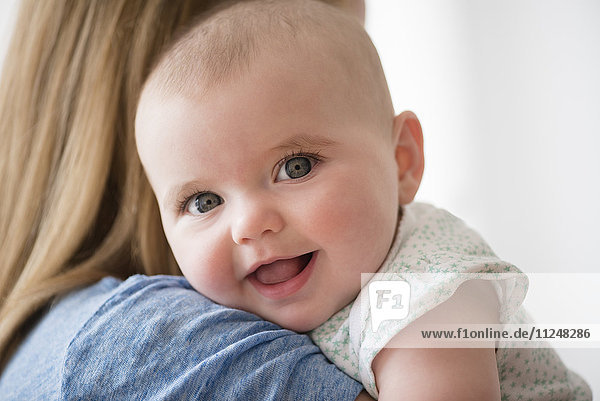 Porträt eines kleinen Mädchens (12-17 Monate) mit Mutter