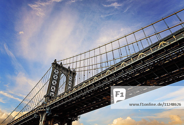Hudson River  Brooklyn Bridge gegen den Himmel