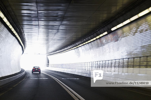 Autofahrt im Tunnel
