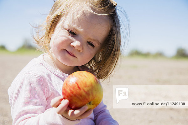 Porträt eines Mädchens (2-3) mit Apfel