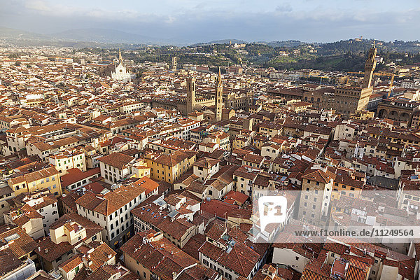 Luftaufnahme der Basilika von Santa Croce  des Bargello-Museums  der Badia Fiorentina und des Arnolfo-Turms