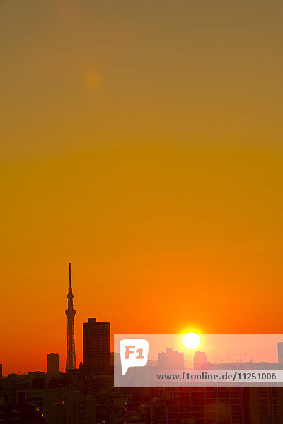 Sonnenaufgang über dem Stadtbild von Tokio