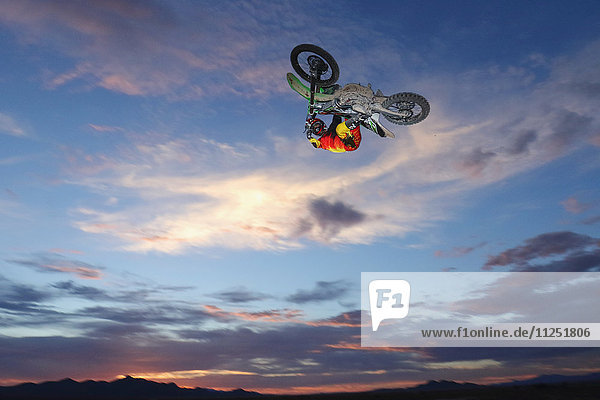 Motocross-Rennfahrer springt in die Luft