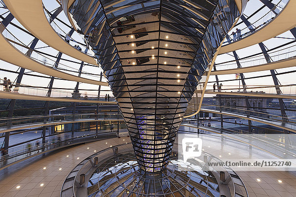Die Kuppel von Norman Foster  Reichstagsgebäude bei Sonnenuntergang  Mitte  Berlin  Deutschland  Europa