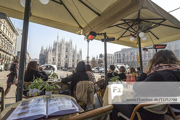 Touristen im Cafe betrachten den Dom und den Domplatz  Mailand  Lombardei  Italien  Europa