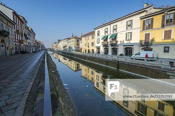 Typische Häuser spiegeln sich im Wasser des Naviglio Grande  Mailand  Lombardei  Italien  Europa