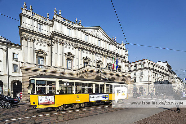 Die alte Straßenbahn umrahmt das Teatro Alla Scala (La Scala)  Wahrzeichen von Mailand  Lombardei  Italien  Europa