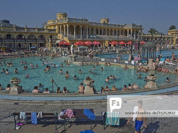 Menschen genießen die Außenbecken des Szechenyi-Thermalbads  Budapest  Ungarn  Europa