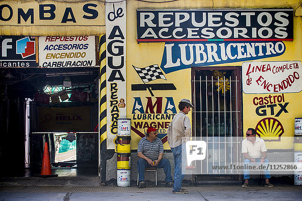 Garage am Stadtrand von Mendoza  Argentinien  Südamerika