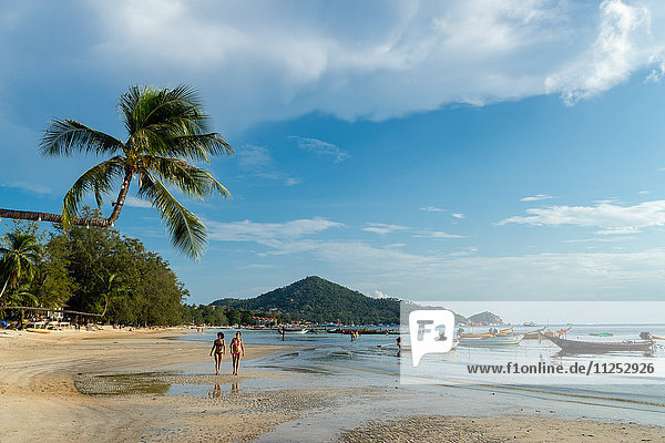 Zwei Frauen am Sairee Beach  auf der Insel Koh Tao in Thailand  Südostasien  Asien