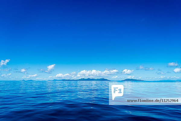 Blauer Himmel und Meer mit Inseln im Hintergrund  Queensland  Australien  Pazifik