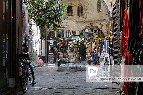 Ein lokaler Souk-Verkäufer wartet auf seinen nächsten Kunden  Damaskus  Syrien  Naher Osten