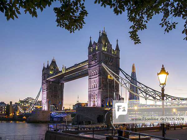 Tower Bridge und Shard in der Abenddämmerung  London  England  Vereinigtes Königreich  Europa