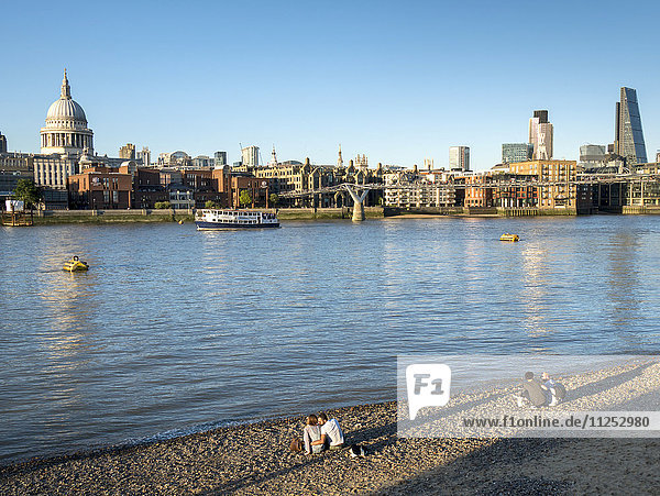 St. Pauls und die Skyline der Stadt  Strand an der Themse  London  England  Vereinigtes Königreich  Europa