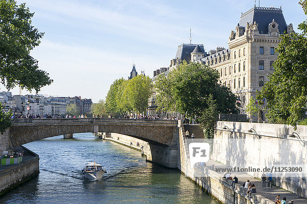 Blick auf die Seine  Paris  Frankreich  Europa