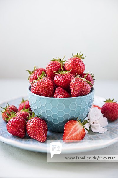 Schälchen mit frischen Erdbeeren