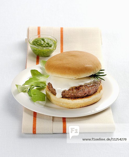 Hamburger mit Scamorza und Basilikumpesto
