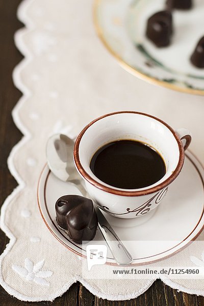 Kaffee und herzförmige Schokoladenpraline