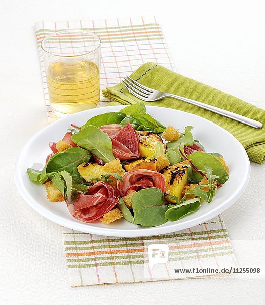 Salat mit gegrillten Pfirsichen  Rote-Bete-Blätter  Rohschinken und Croutons